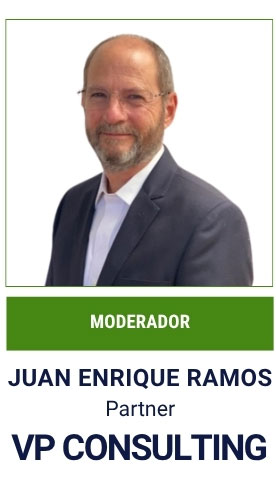 Portrait of a man in a suit with a green 'MODERADOR' badge; Juan Enrique Ramos, Partner, VP CONSULTING.